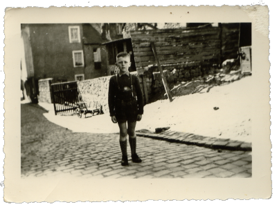 Foto von 1952: Knabe Helmut vor dem Wohnhaus in der Böhmerstraße